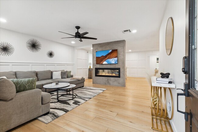 8144 E Clarendon Ave in Scottsdale, AZ - Building Photo - Building Photo