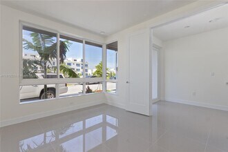 10341 NW 64th Ln in Doral, FL - Building Photo - Building Photo