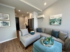 265 E Main St in East Islip, NY - Building Photo - Building Photo