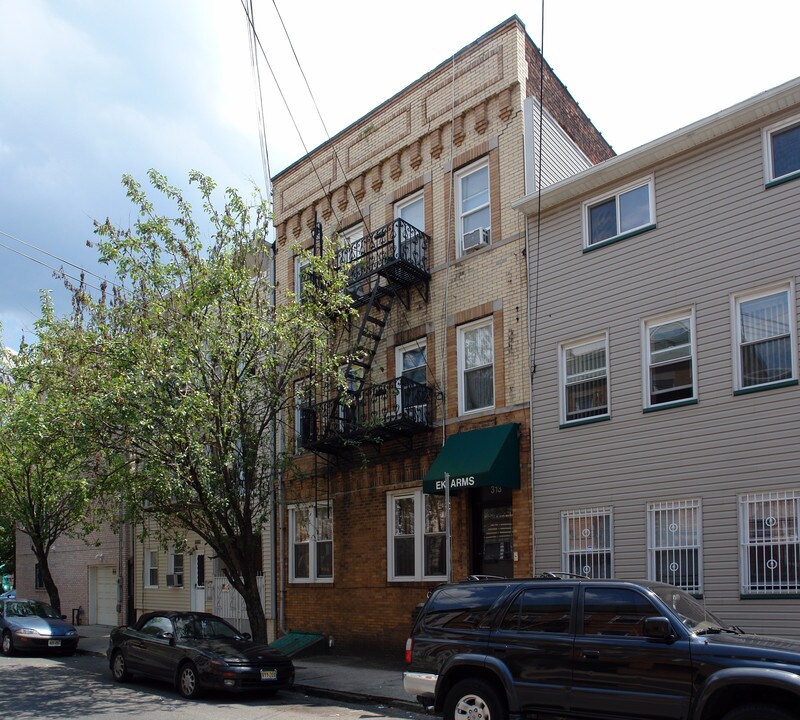 313 E Kinney St in Newark, NJ - Foto de edificio