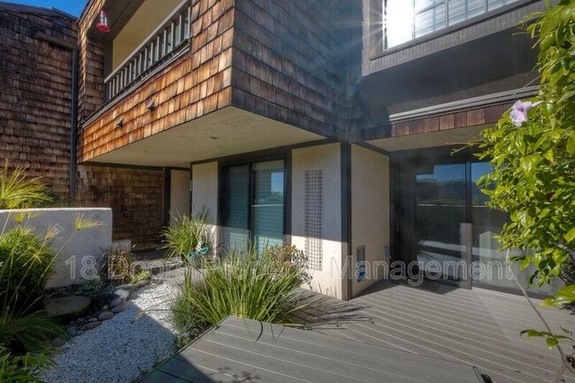 2239 Del Mar Scenic Pkwy in Del Mar, CA - Foto de edificio - Building Photo