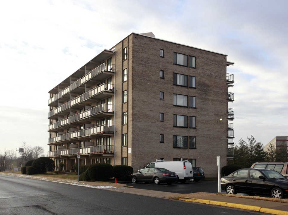 Bailey House Apartments in Falls Church, VA - Building Photo