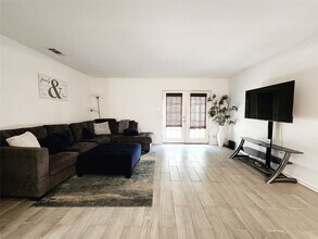 8936 Glacier Ave in Texas City, TX - Foto de edificio - Building Photo