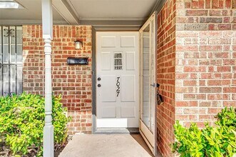 7027 Hunnicut Rd in Dallas, TX - Building Photo - Building Photo