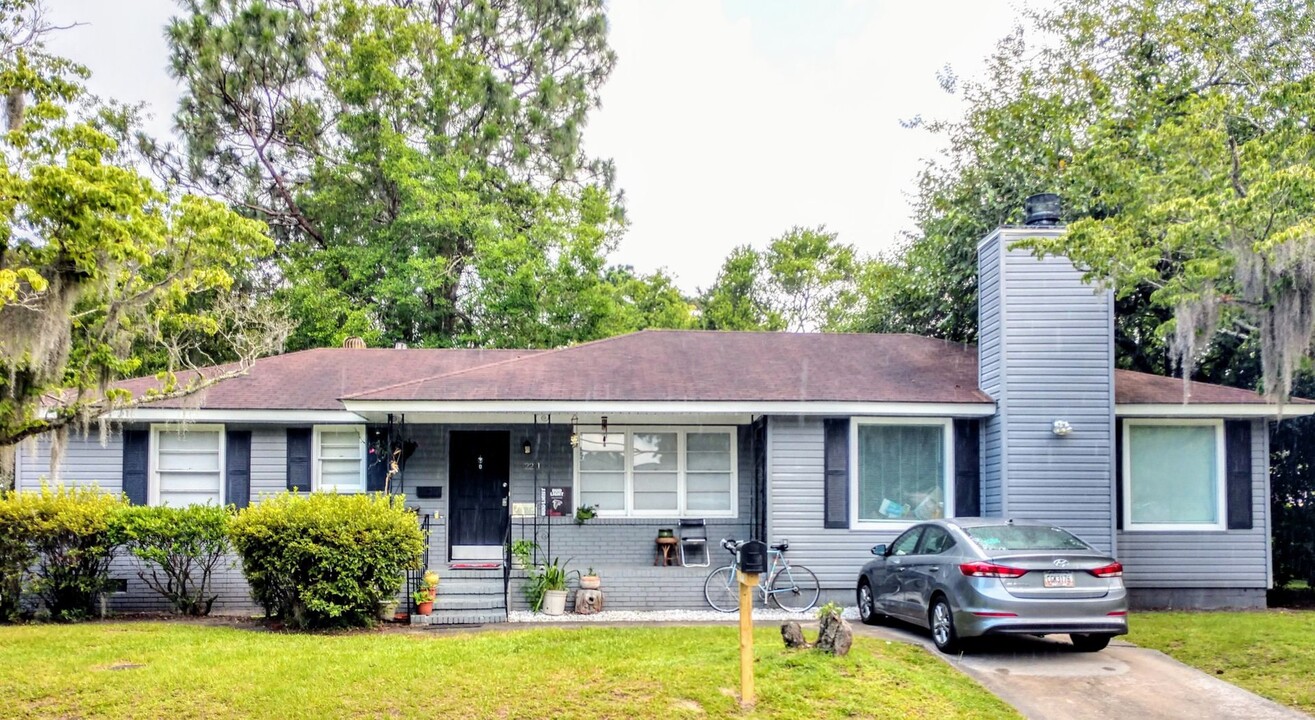 2211 E 56th St in Savannah, GA - Building Photo