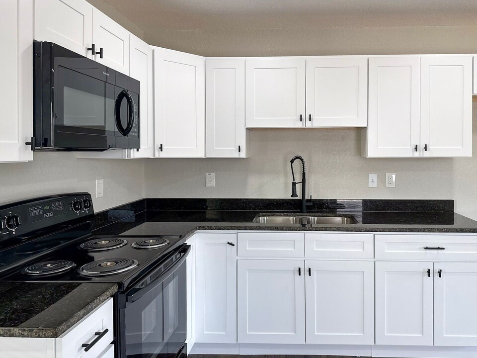 5121 W Shady Grove Rd in Irving, TX - Building Photo