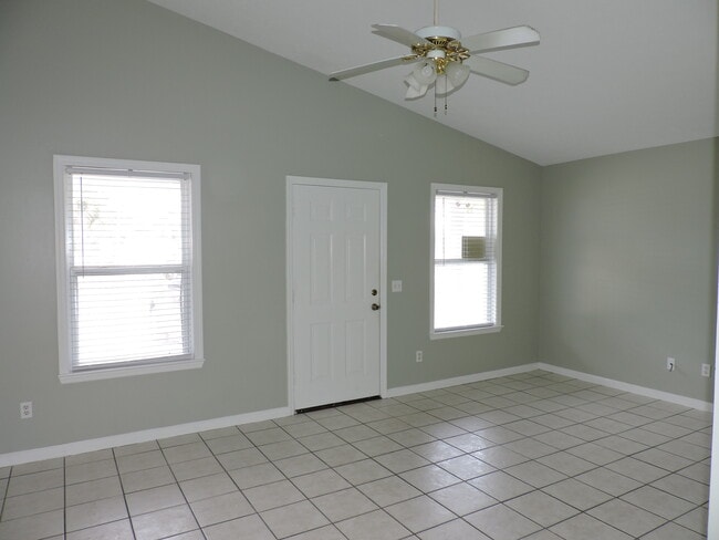 5931 Pinetree Ave in Panama City, FL - Foto de edificio - Building Photo