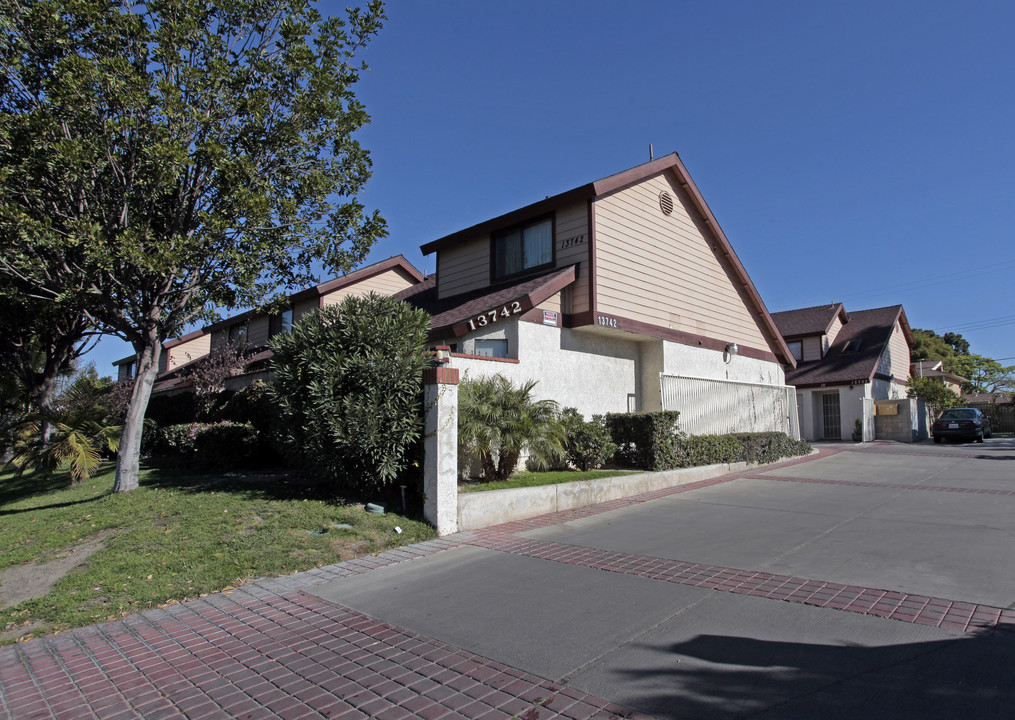 13742-13752 S Euclid St in Garden Grove, CA - Building Photo