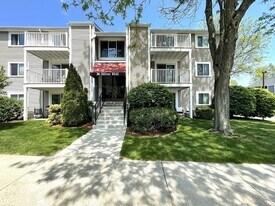 36 Silver Hill Ln, Unit 18 in Natick, MA - Building Photo