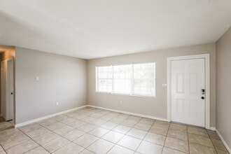 2811 NW 211th St in Miami Gardens, FL - Building Photo - Building Photo