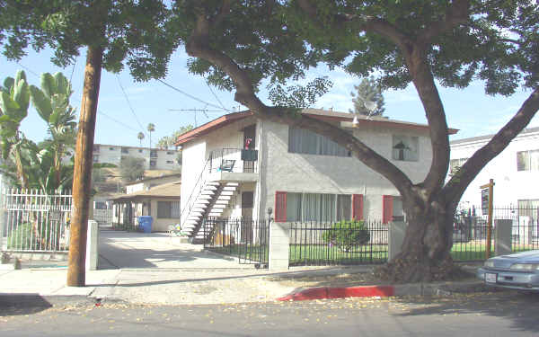 5739-5741 Benner St in Los Angeles, CA - Foto de edificio - Building Photo