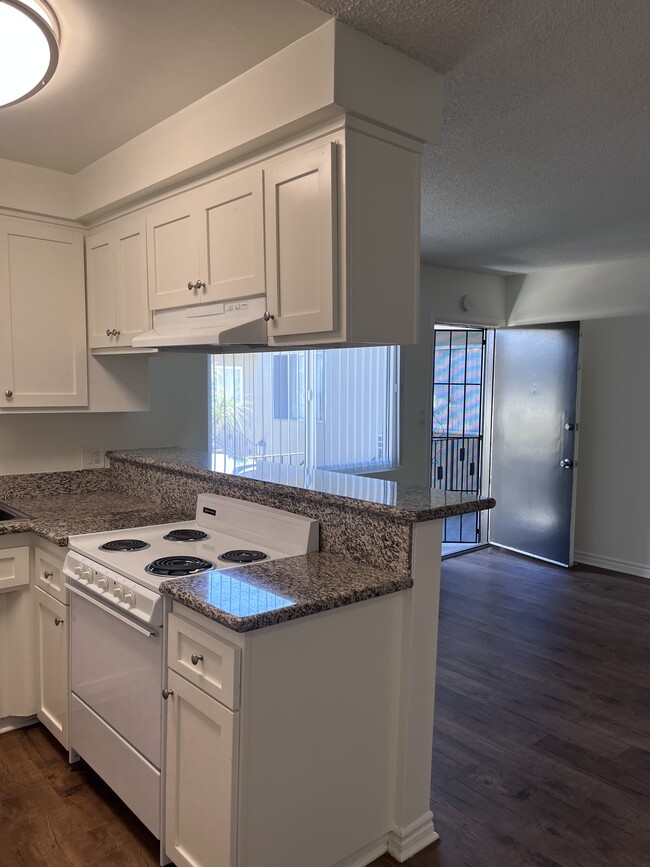 Montclair Apartments in Downey, CA - Foto de edificio - Building Photo
