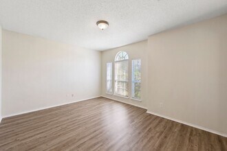 6917 Club Creek Dr in Fort Worth, TX - Building Photo - Building Photo