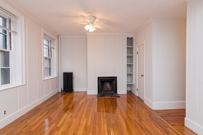 85 Myrtle St, Unit 4 in Boston, MA - Foto de edificio - Building Photo