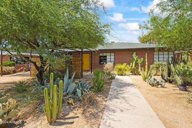 2530 E Devonshire Ave in Phoenix, AZ - Building Photo - Building Photo