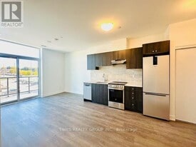 715 Davis Dr in Newmarket, ON - Building Photo