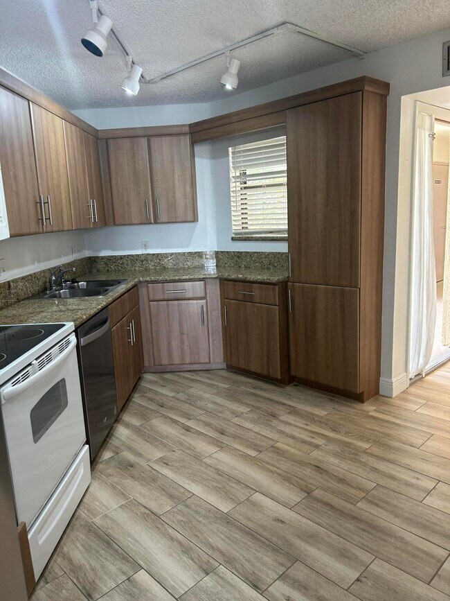 5751 Camino Del Sol in Boca Raton, FL - Building Photo - Building Photo