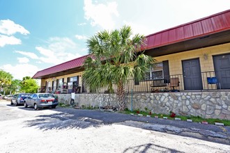 Garden Del Rey Apartments in Tampa, FL - Building Photo - Building Photo