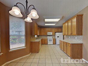 2545 Sir Barton Bay Dr in Schertz, TX - Foto de edificio - Building Photo