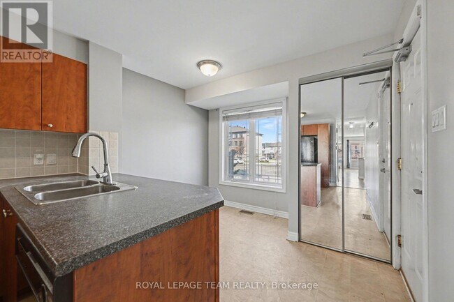 554 Chapman Mills Dr in Ottawa, ON - Building Photo - Building Photo