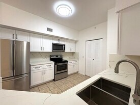 340 Crestwood Cir in Royal Palm Beach, FL - Building Photo
