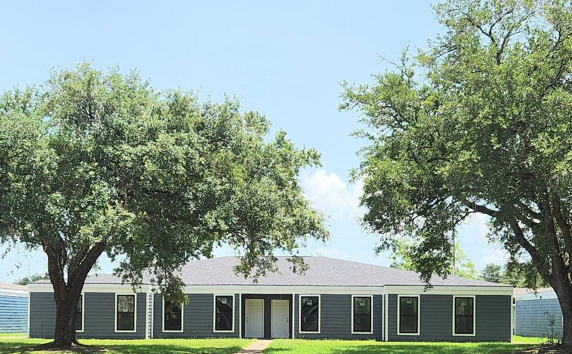 2502 Oak Park Blvd in Lake Charles, LA - Building Photo