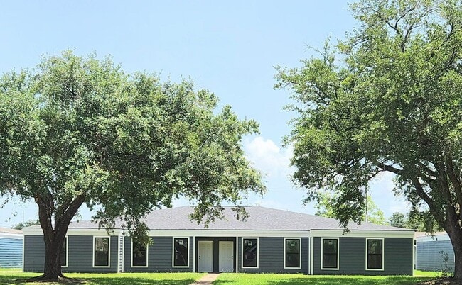 property at 2502 Oak Park Blvd