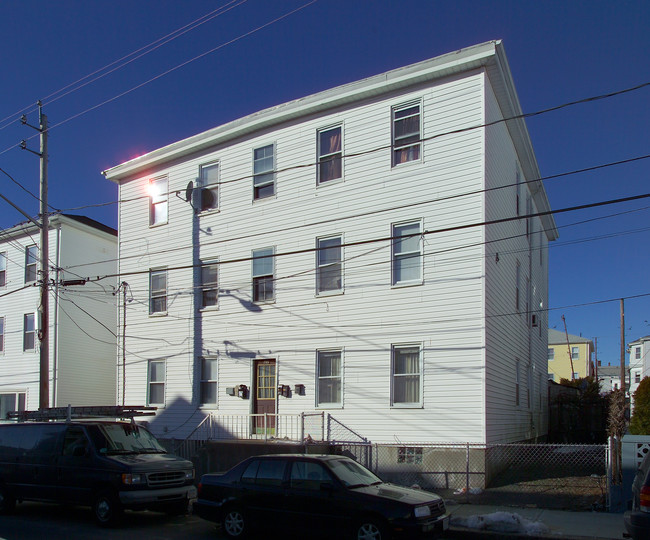 992 Pine St in Fall River, MA - Building Photo - Building Photo