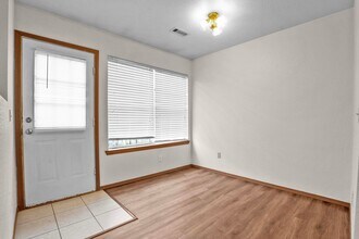 1460 N Dawn Dr in Fayetteville, AR - Foto de edificio - Building Photo