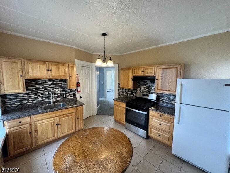 156 Brown Ave, Unit 2 in Prospect Park, NJ - Foto de edificio