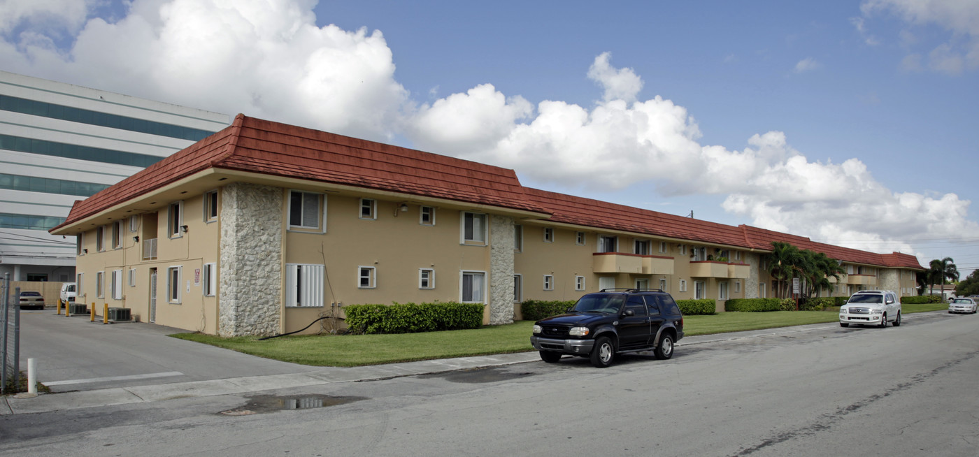 Chateau Coral Apartments in Miami, FL - Building Photo