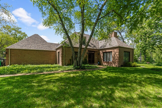 property at 1050 W Acacia Rd