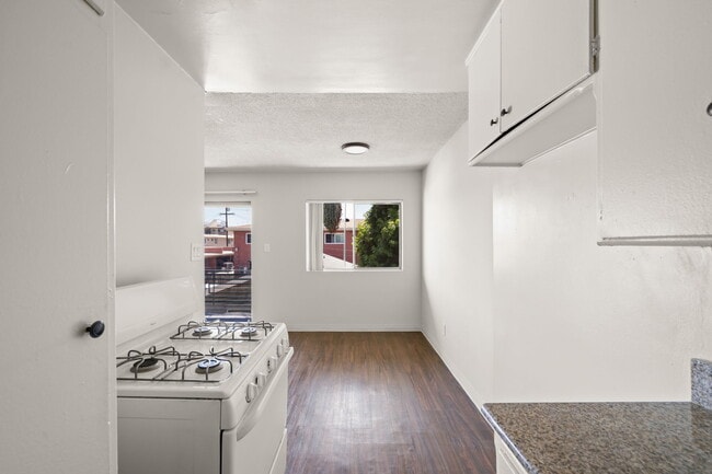 633 E. 99th St. in Inglewood, CA - Foto de edificio - Building Photo