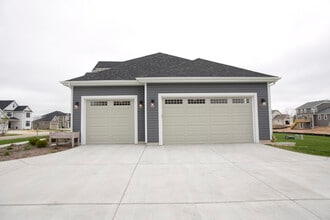 10601 Tree Sparrow Dr in Mequon, WI - Building Photo - Building Photo
