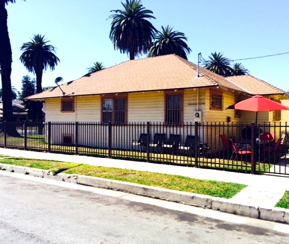 5032 S Gramercy Pl in Los Angeles, CA - Building Photo