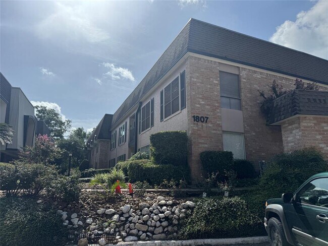 1807 Stoney Brook Dr in Houston, TX - Building Photo - Building Photo