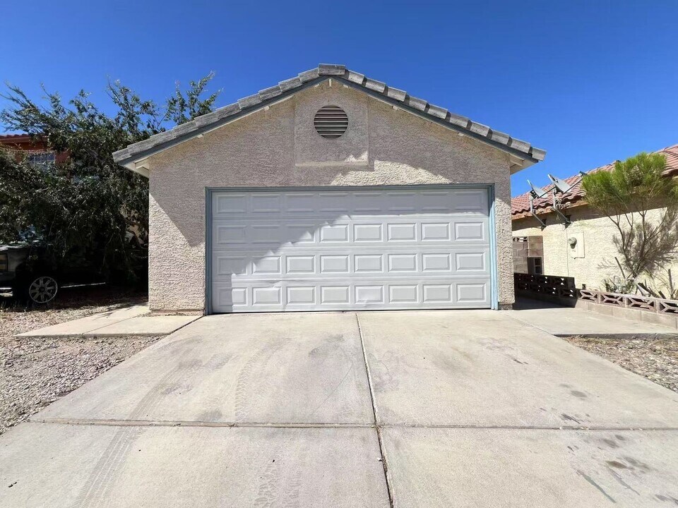 7916 Copper Canyon Rd in Las Vegas, NV - Foto de edificio
