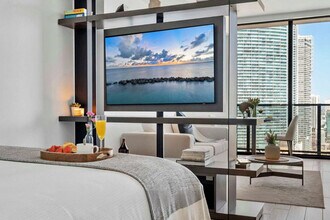 398 NE 5th St in Miami, FL - Foto de edificio - Building Photo