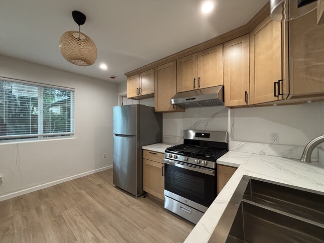 property at 860 N Mar Vista Ave