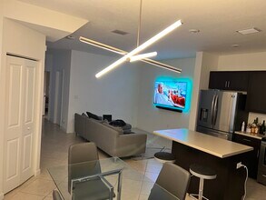 570 NE 207th St in Miami, FL - Building Photo - Building Photo