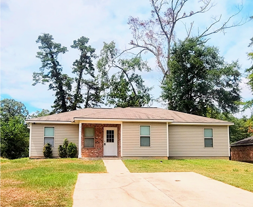 1317 Glenbrook Dr in Denham Springs, LA - Foto de edificio