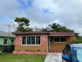124 NW 6th Ave in Hallandale Beach, FL - Building Photo