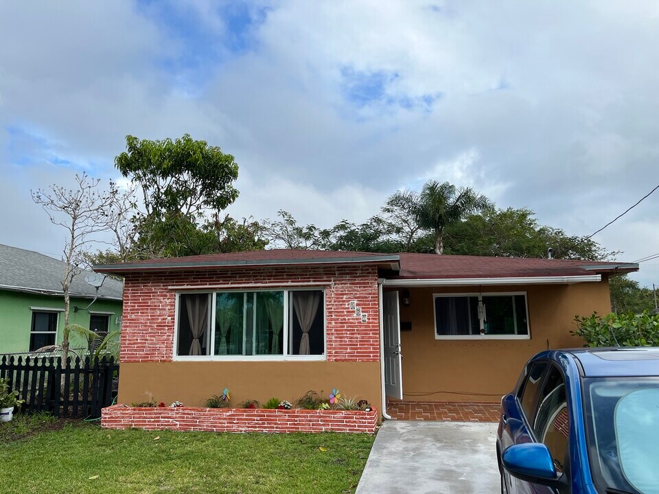 124 NW 6th Ave in Hallandale Beach, FL - Building Photo