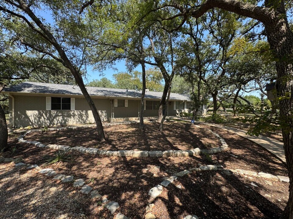 1880 Royal St in Salado, TX - Foto de edificio