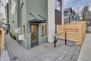 321 Martin Luther King Jr Way S in Seattle, WA - Building Photo