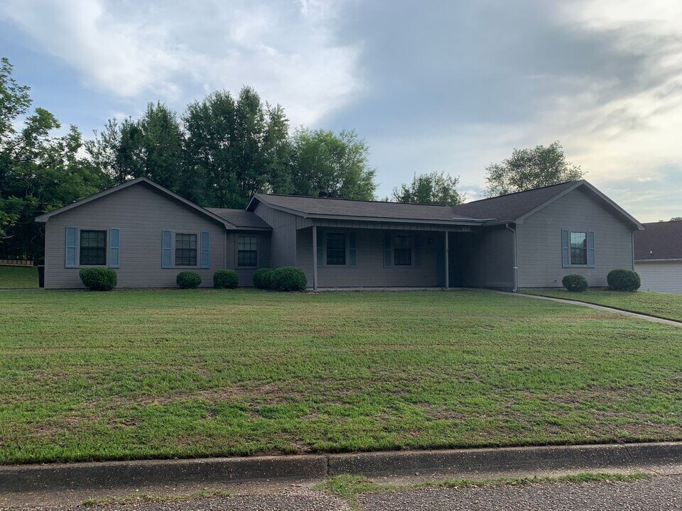 219 Lakeside Dr in Enterprise, AL - Building Photo