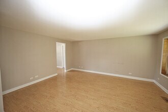 122 Lela Ln in Schaumburg, IL - Building Photo - Building Photo