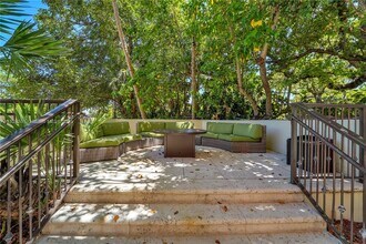 2951 S Bayshore Dr, Unit 1017 in Miami, FL - Building Photo - Building Photo