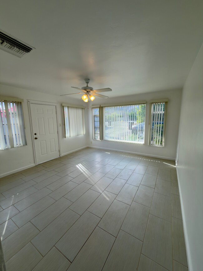 967 E Camino Parocela, Unit 1 in Palm Springs, CA - Foto de edificio - Building Photo