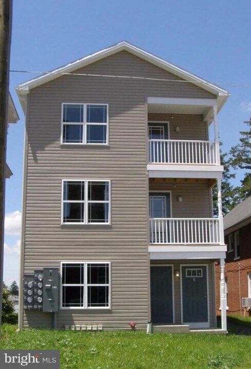 36 S Church St in Waynesboro, PA - Building Photo